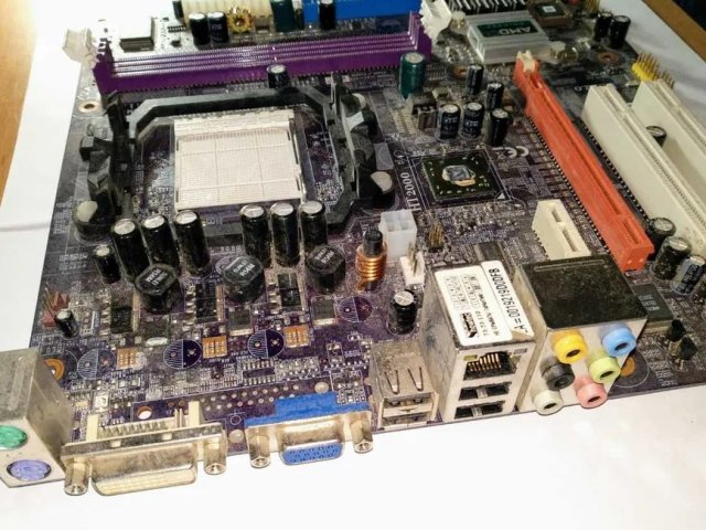 Материнская плата AMD 690G - 1/3