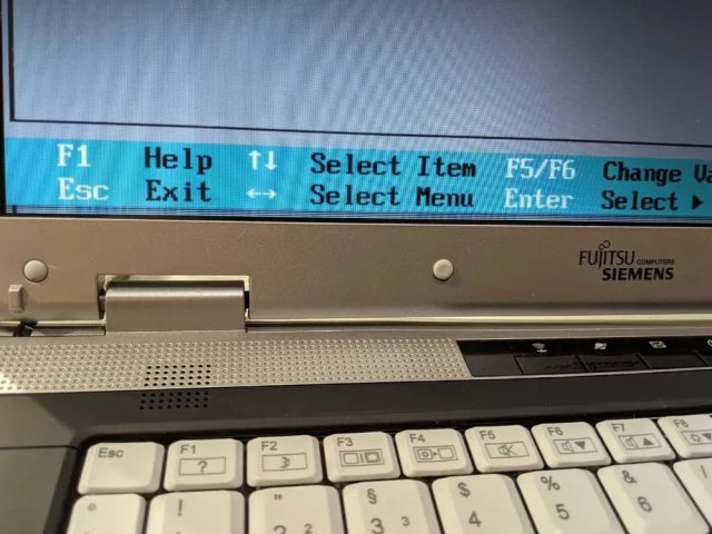 Ноутбук Fujitsu Siemens AMILO Pro V8210. intel T2300 1.6Ghz / 2 GB RAM - 2/3